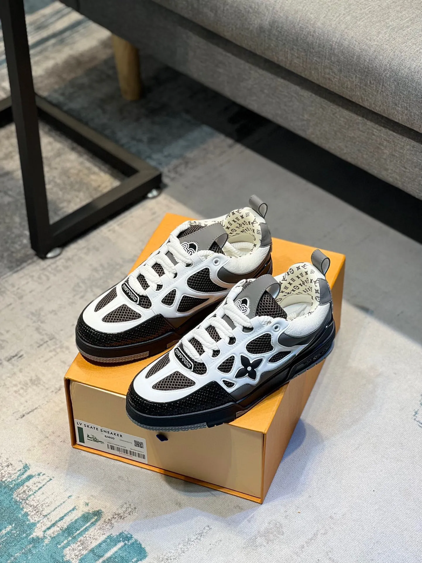Men's men's shoes💰800 LV top version new style purchasing quality LV~Louis Vuitton LV TRAINER's best-looking sneakers, donkey brand strongly promotes new products, official website limited edition retro basketball sneakers! Both high-top and low-top models spent money to purchase 1:1 accurate reproductions of the originals. The details are invincible and full of sincerity. The imported custom-made original cowhide leather is the same as the original package. The details are 100% restored. The private model customizes the original one-piece TPU outsole. It is different from other brands. Without the original version, this effect cannot be achieved!                Men's and women's models 35-40 39-45 (46 is custom-made and cannot be returned or exchanged)